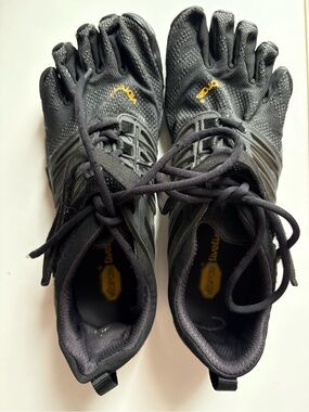 Vibram fivefingers v-train 17M6601 men’s size 9/9.5 shoes